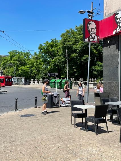 Protest ispred KFC-a u okviru kampanje Slomimo kaveze, 2021.